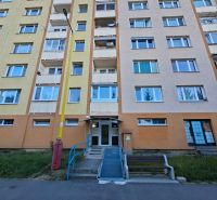 DOBRÉ REALITY - krásny 1,5-i. byt s lódžiou na prenájom, Kanianka - Panelový bytový dom na Školskej ulici v Kanianke.