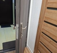 DOBRÉ REALITY - krásny 1,5-i. byt s lódžiou na prenájom, Kanianka - Vstupné dvere s kovovým kovaním v 1-izbovom byte, podlaha s dreveným dekorom.