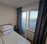 DOBRÉ REALITY - krásny 1,5-i. byt s lódžiou na prenájom, Kanianka - Spálňový priestor v 1-izbovom byte so závesmi a oknom s výhľadom.