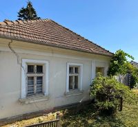 Veľký STAVEBNÝ POZEMOK so starším domom - Krušovce - Starší dom na Štefánikovej ulici v Krušovciach na pozemku určenom pre bývanie.
