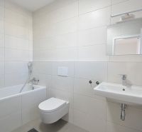 Moderné bývanie s priestorom a vlastnou záhradou - Kúpeľňa v 3-izbovom byte s vaňou, toaletou a umývadlom, dlažba béžovej farby.