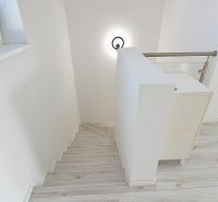 Moderné bývanie s priestorom a vlastnou záhradou - Schodisko a podlaha s dreveným dekorom v 3-izbovom byte.