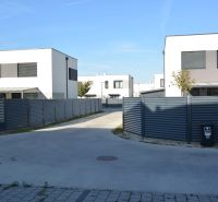 Moderné bývanie s priestorom a vlastnou záhradou - Novostavby na Topoľovej ulici v Rovinke s modernými dvojposchodovými domami.