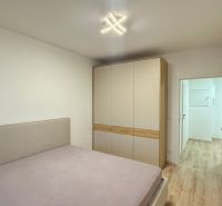Štýlovo zariadený 2i byt Včelárska - Prúdy - Svetlá spálňa s posteľou a vstavanou skriňou v 2-izbovom byte.
