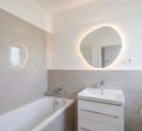 Štýlovo zariadený 2i byt Včelárska - Prúdy - Kúpeľňa v 2-izbovom byte s vaňou, umývadlom a osvetleným zrkadlom.