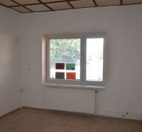 Kancelária na prenájom 15m2, Jerichova, Trnava - Kancelárie s bielymi stenami a podlahou s dreveným dekorom, vidieť okno s radiátorom.