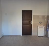 Kancelária na prenájom 15m2, Jerichova, Trnava - Interiér kancelárie s podlahou s dreveným dekorom a umývadlom.