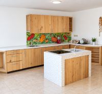 MODERNÝ 6-IZBOVÝ BUNGALOV S TERASOU A POZEMKOM 884 m² – RATNOVCE - Kuchyňa v rodinnom dome s kuchynskou linkou a farebným obkladom zeleniny.