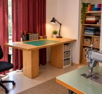 MODERNÝ 6-IZBOVÝ BUNGALOV S TERASOU A POZEMKOM 884 m² – RATNOVCE - Šijacia dielňa v rodinnom dome s pracovným stolom a šijacím strojom.