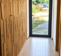 MODERNÝ 6-IZBOVÝ BUNGALOV S TERASOU A POZEMKOM 884 m² – RATNOVCE - Chodba v rodinnom dome s drevenými prvkami na stene a presklenými dverami.