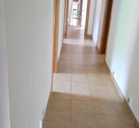 MODERNÝ 6-IZBOVÝ BUNGALOV S TERASOU A POZEMKOM 884 m² – RATNOVCE - Chodba v rodinnom dome s dlažbou a bielymi stenami.
