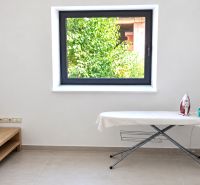 MODERNÝ 6-IZBOVÝ BUNGALOV S TERASOU A POZEMKOM 884 m² – RATNOVCE - Žehliaca doska so žehličkou v izbe s oknom a zrkadlom v rodinnom dome.