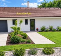 MODERNÝ 6-IZBOVÝ BUNGALOV S TERASOU A POZEMKOM 884 m² – RATNOVCE - Rodinný dom v Ratnovciach s udržiavanou záhradou a garážou, obklopený zeleňou.