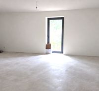 MODERNÝ 6-IZBOVÝ BUNGALOV S TERASOU A POZEMKOM 884 m² – RATNOVCE - Nezariadená miestnosť s dverami a vecami na zemi v Rodinnom dome.