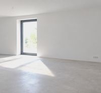 MODERNÝ 6-IZBOVÝ BUNGALOV S TERASOU A POZEMKOM 884 m² – RATNOVCE - Priestranná izba v rodinnom dome s veľkými oknami a bielymi stenami.