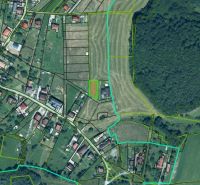 POZEMOK URČENÝ NA VÝSTAVBU V PRÍJEMNEJ OBCI BLÍZKO ZVOLENA - PODZÁMČOK - Letecký pohľad na pozemky na bývanie v obci Podzámčok, obklopené zeleňou a parcelami.