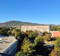 Prídeš, zamiluješ sa a bývaš - dizajnová nová garsónka na Chrenovej ! - Pohľad z výšky na sídlisko, zeleň a hory v Nitre - Chrenová na Dlhej.
