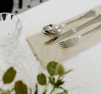 Jedinečná príležitosť - reštaurácia s kompletným konceptom a zázemím - Prestretý stôl s príborom a pohárom, zdobené kvety na stole.