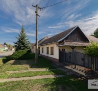 Starší rodinný dom s veľkou záhradou v obci Štefanová | okres Pezinok - Rodinný dom na Hlavnej ulici v Štefanovej, pri elektrickom stĺpe a zelenej záhrade.