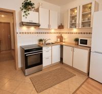 BEZ PROVÍZIE-Prenájom 2i (55,24 m2),10/13,LOGGIA,GARÁŽ, Jégeho, BA II - Kuchyňa s bielymi skrinkami a spotrebičmi v 2-izbovom byte.