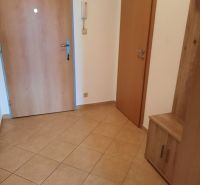 BEZ PROVÍZIE-Prenájom 2i (55,24 m2),10/13,LOGGIA,GARÁŽ, Jégeho, BA II - Vstupná chodba v 2-izbovom byte s dlažbou a drevenými dverami.
