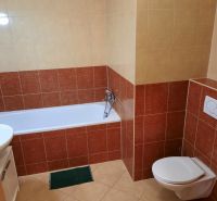 BEZ PROVÍZIE-Prenájom 2i (55,24 m2),10/13,LOGGIA,GARÁŽ, Jégeho, BA II - Kúpeľňa s vaňou a WC v 2-izbovom byte, obklopená keramickými obkladmi.