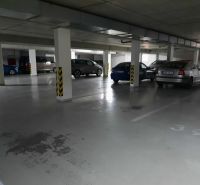 BEZ PROVÍZIE-Prenájom 2i (55,24 m2),10/13,LOGGIA,GARÁŽ, Jégeho, BA II - Podzemné garážové státie s parkovanými autami v 2-izbovom byte.