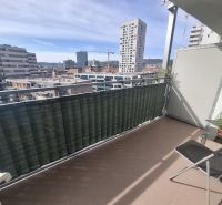 BEZ PROVÍZIE-Prenájom 2i (55,24 m2),10/13,LOGGIA,GARÁŽ, Jégeho, BA II - Balkón s výhľadom na modernú architektúru v Bratislave-Ružinove, Jégeho, 2-izbový byt.
