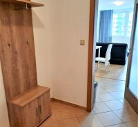 BEZ PROVÍZIE-Prenájom 2i (55,24 m2),10/13,LOGGIA,GARÁŽ, Jégeho, BA II - Predsieň v 2-izbovom byte s vešiakovou stenou a výhľadom do obývačky s jedálňou.