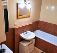 BEZ PROVÍZIE-Prenájom 2i (55,24 m2),10/13,LOGGIA,GARÁŽ, Jégeho, BA II - Kúpeľňa s umývadlom, vaňou a skrinkou v 2-izbovom byte.
