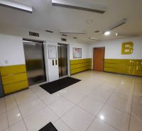 BEZ PROVÍZIE-Prenájom 2i (55,24 m2),10/13,LOGGIA,GARÁŽ, Jégeho, BA II - Interiér s dvomi výťahmi, žltými stenami a svetlými obkladačkami v 2-izbovom byte.