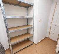 BEZ PROVÍZIE-Prenájom 2i (55,24 m2),10/13,LOGGIA,GARÁŽ, Jégeho, BA II - Úložný priestor v 2-izbovom byte s kovovým regálom a dlažbou.