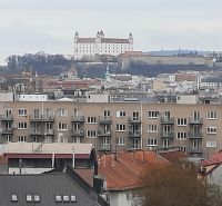BEZ PROVÍZIE-Prenájom 2i (55,24 m2),10/13,LOGGIA,GARÁŽ, Jégeho, BA II - Výhľad na Bratislavský hrad z ulice Jégeho v Ružinove, 2-izbový byt.