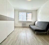 I PREDAJ Praktický 3 izbový byt na Cabanovej, Dúbravka - Izba v 3-izbovom byte s podlahou s dreveným dekorom, čierna pohovka, šatníková skriňa.
