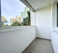 I PREDAJ Praktický 3 izbový byt na Cabanovej, Dúbravka - Balkón s dlaždicovou podlahou v 3-izbovom byte, s výhľadom na okolitú zeleň.