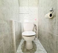 I PREDAJ Praktický 3 izbový byt na Cabanovej, Dúbravka - Toaleta s obkladom a toaletným papierom v 3-izbovom byte.