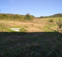 Na predaj Chata Horná Breznica, pozemok 5084 m2, POLOSAMOTA - Krajina v Hornej Breznici pri chate, lúka obklopená prírodou a plotovou bariérou.
