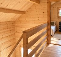 Na predaj Chata Horná Breznica, pozemok 5084 m2, POLOSAMOTA - Interiér chaty s podlahou s dreveným dekorom a dvoma posteľami v izbe.