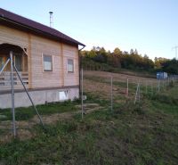 Na predaj Chata Horná Breznica, pozemok 5084 m2, POLOSAMOTA - Drevená chata v Hornej Breznici pri okraji lesa s novým oplotením.