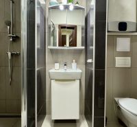NA PREDAJ apartmán v Podhájskej  - Kúpeľňa v Rekreačnom apartmáne s toaletou, sprchovým kútom a umývadlom.