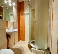 NA PREDAJ investičný apartmán v Podhájskej - Kúpeľňa v Rekreačnom apartmáne s keramickými obkladmi a sprchovým kútom.