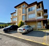NA PREDAJ investičný apartmán v Podhájskej - Budova rekreačného apartmánu na Termálnej ulici v Podhájskej s parkovaním.