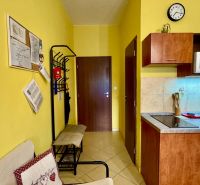 NA PREDAJ investičný apartmán v Podhájskej - Interiér Rekreačného apartmánu s kuchynkou, mikrovlnkou, vešiakom a nástennými dekoráciami.
