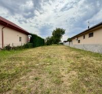 NA PREDAJ stavebný pozemok Močenok - Pozemok na bývanie v Močenku medzi rodinnými domami s trávnatým porastom.