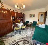 NA PREDAJ 2 izbový byt Nitra - Chrenová - Obývacia izba v 2-izbovom byte s nábytkom a dekoračnými predmetmi.