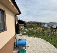 NA PREDAJ Rodinný dom v krásnom prostredí obce Štitáre NITRA - Rodinný dom v Štitároch s výhľadom na záhradu a dlažobnou terasou.