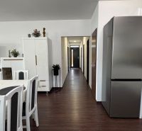 NA PREDAJ Rodinný dom v krásnom prostredí obce Štitáre NITRA - Jedálenský kút v rodinnom dome s podlahou s dreveným dekorom a bielym nábytkom.