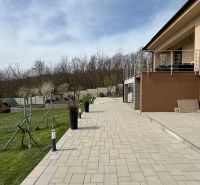 NA PREDAJ Rodinný dom v krásnom prostredí obce Štitáre NITRA - V rodinnom dome v Štitároch je vydláždený chodník vedľa záhradného sadu a trávnika.