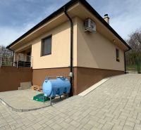 NA PREDAJ Rodinný dom v krásnom prostredí obce Štitáre NITRA - Rodinný dom v Štitároch s terasou a vydláždeným dvorom v pokojnom prostredí.