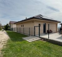 NA PREDAJ Rodinný dom v krásnom prostredí obce Štitáre NITRA - Rodinný dom v Štitároch s trávnatou záhradou, plotom a prístreškom.